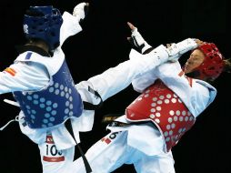 Jannet Alegría (der) no logra descifrar el estilo de la española Yague, campeona del mundo. EFE  /