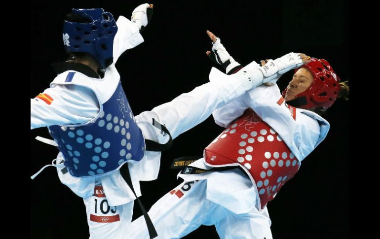 Jannet Alegría (der) no logra descifrar el estilo de la española Yague, campeona del mundo. EFE  /