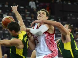 El ruso Timofey Mozgov esquiva a los jugadores lituanos para encestar. EFE  /