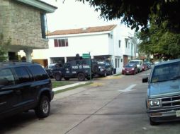 En el lugar, los elementos de seguridad resguardan las calles del complejo habitacional.  /