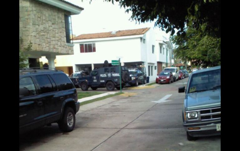 En el lugar, los elementos de seguridad resguardan las calles del complejo habitacional.  /