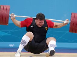 Steiner, al momento de que la barra de casi 200 kilos de peso se derrumba sobre su cuello. EFE  /