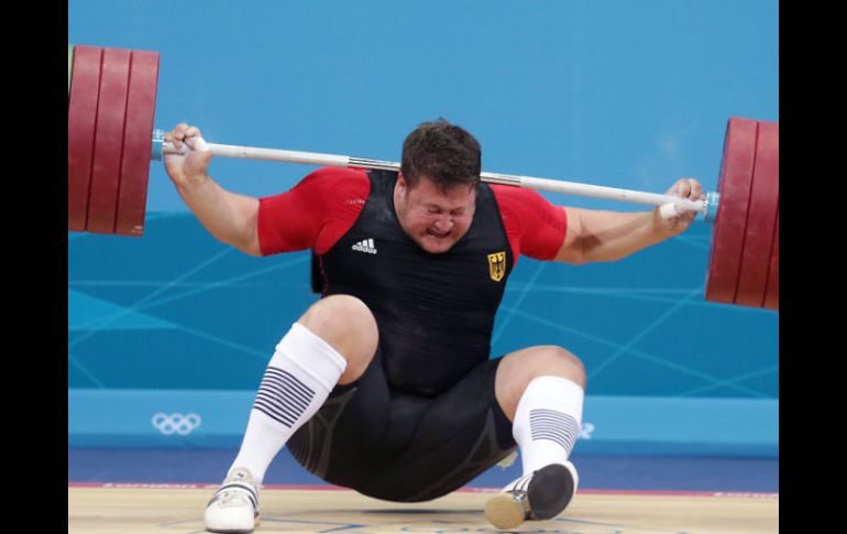 Steiner, al momento de que la barra de casi 200 kilos de peso se derrumba sobre su cuello. EFE  /