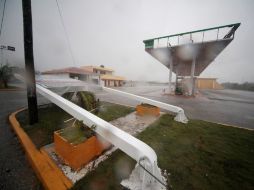 Daños en una gasolinera por el paso de ''Ernesto'' en Mahahual, Quintana Roo. REUTERS  /