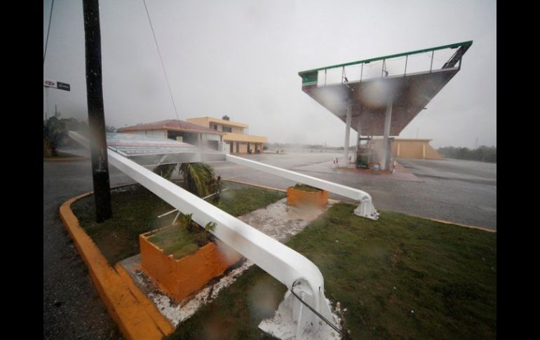 Daños en una gasolinera por el paso de ''Ernesto'' en Mahahual, Quintana Roo. REUTERS  /