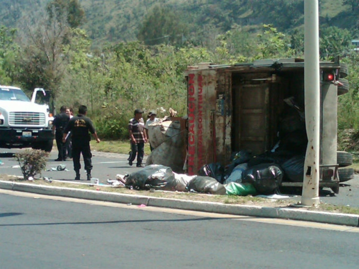 Camión recolector de basura vuelca en Bugambilias | El Informador