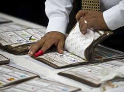 Empleados del Tribunal Federal Electoral y observadores participar en un recuento de los votos de la elección presidencial. AFP  /