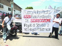 PROTESTA EN FORMA. Los choferes que se dicen afectados afirman que las autoridades dan permisos en forma indiscriminada.  /