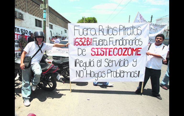 PROTESTA EN FORMA. Los choferes que se dicen afectados afirman que las autoridades dan permisos en forma indiscriminada.  /