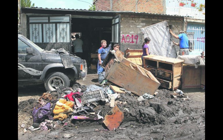 La mayoría de los vecinos afectados por la tormenta ya regresó a sus casas; en otras se evalúa el estado de las fincas.  /