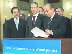 El Presidente junto secretario de Gobernación Alejandro Poiré (izq.) y el senador José González Morfín. EL UNIVERSAL  /