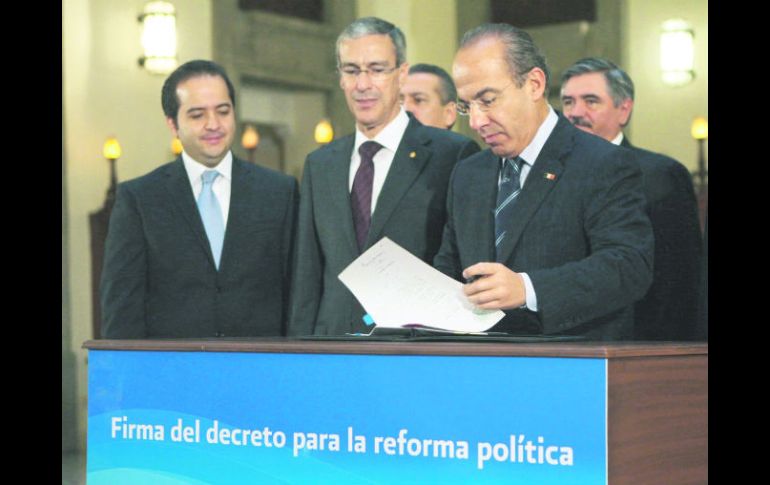 El Presidente junto secretario de Gobernación Alejandro Poiré (izq.) y el senador José González Morfín. EL UNIVERSAL  /