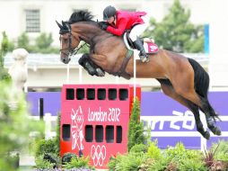 Gran nivel. Alberto Michán salta uno de los obstáculos a lomos de “Rosalía La Silla”, en la final de salto individual. REUTERS  /