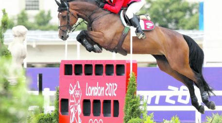 Gran nivel. Alberto Michán salta uno de los obstáculos a lomos de “Rosalía La Silla”, en la final de salto individual. REUTERS  /