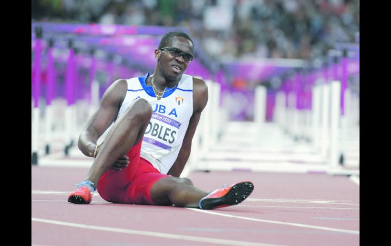 ¡Fuera! El ex campeón olímpico cubano Dyron Robles abandona la prueba tras sentir un dolor en la pierna derecha. EFE  /