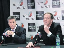 Terry Stotts (der.) es presentado en las instalaciones de los Blazers, por el gerente general del equipo, Neil Oshley. AP  /