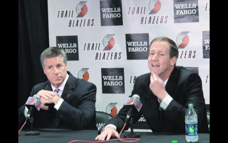 Terry Stotts (der.) es presentado en las instalaciones de los Blazers, por el gerente general del equipo, Neil Oshley. AP  /