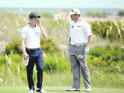 Relajados. Luke Donald (izq.) y Lee Westwood, durante la práctica.  /