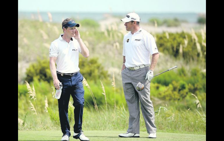 Relajados. Luke Donald (izq.) y Lee Westwood, durante la práctica.  /