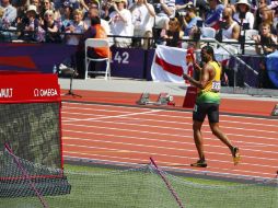 Jermaine Gonzales se resiente de una lesión y no puede continuar en carrera, dejando fuera a Jamaica de la final. REUTERS  /