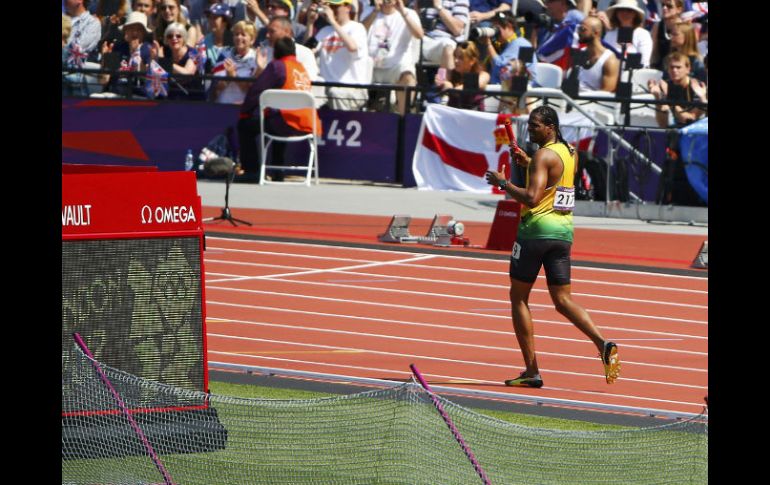 Jermaine Gonzales se resiente de una lesión y no puede continuar en carrera, dejando fuera a Jamaica de la final. REUTERS  /