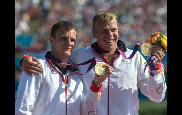 Peter Kretschmer y Kurt Kuschela le inyectan oros a una criticada delegación alemana en Londres 2012. XINHUA  /