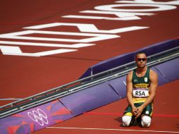 Pistorius se echó a un lado de la pista y se arrodilló al ver la caída de su compañero. REUTERS  /