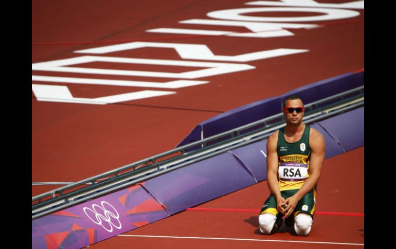 Pistorius se echó a un lado de la pista y se arrodilló al ver la caída de su compañero. REUTERS  /