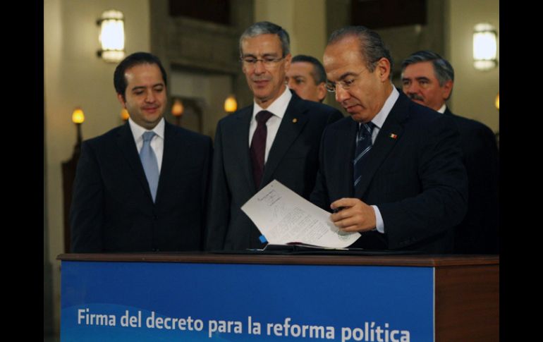 La reforma fue anunciada en la víspera por el Presidente Felipe Calderón. ARCHIVO  /