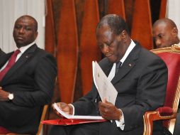 El presidente Ouattara recibió anoche el informe en un acto público celebrado en el Palacio Presidencial. AFP  /