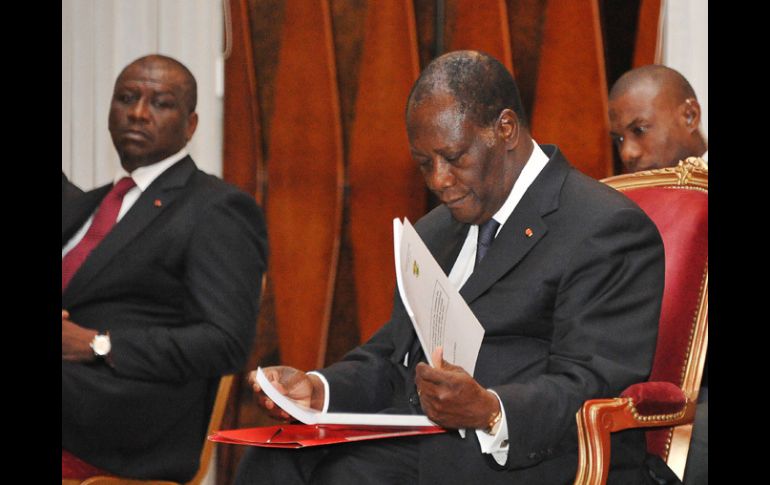 El presidente Ouattara recibió anoche el informe en un acto público celebrado en el Palacio Presidencial. AFP  /