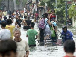 El 60% de la ciudad Manila, permanece con las calles inundadas tras cuatro días de intensas lluvias. EFE  /