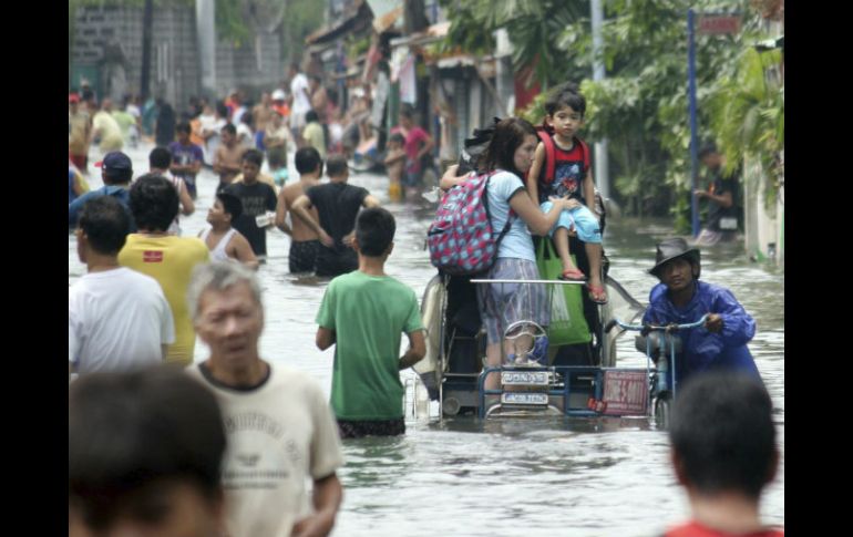 El 60% de la ciudad Manila, permanece con las calles inundadas tras cuatro días de intensas lluvias. EFE  /