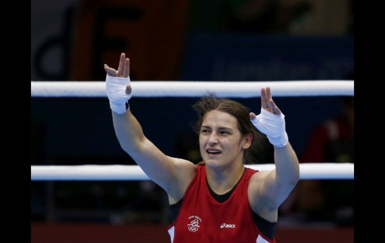 Katie Taylor celebra tras imponerse 10-8 en la puntuación a Ochigava. REUTERS  /