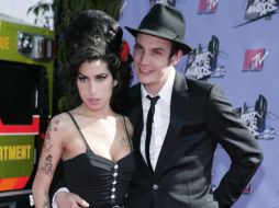 Blake Fielder-Civil y la fallecida Amy Winehouse durante los MTV awards en el 2007. ARCHIVO  /