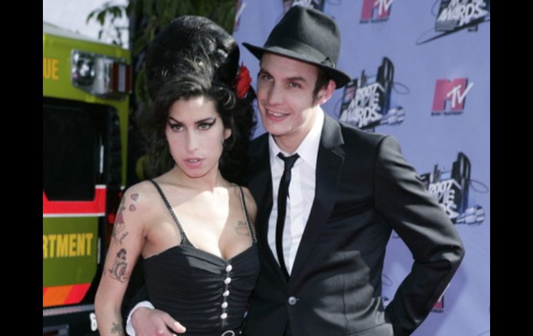 Blake Fielder-Civil y la fallecida Amy Winehouse durante los MTV awards en el 2007. ARCHIVO  /