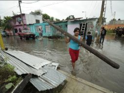 Pobladores de Huimanguillo, Tabasco, recuperan sus pertenencias en medio de la inundación. EFE EFE  /