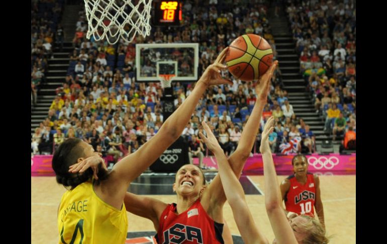 Diana Taurasi, de EU, intenta un clavado contra la gigante Liza Cambage. AP  /