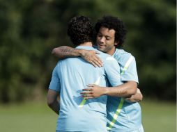 Marcelo abraza a Pato durante el entrenamiento. EFE  /