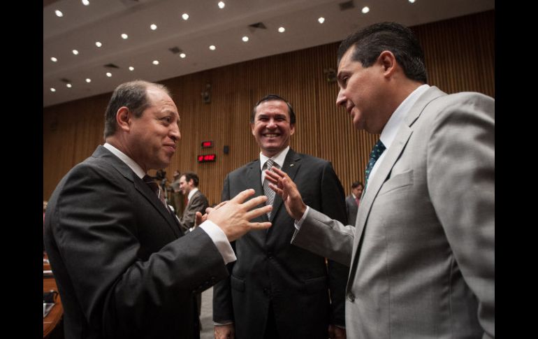 Los consejeros Marco Antonio Baños, Edmundo Jacobo Molina y Francisco Guerrero, durante la Sesión extraordinaria del IFE. NTX  /