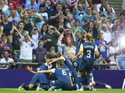 Las jugadoras estadounidenses celebran su oro olímpico ante más de 80 mil espectadores. EFE  /