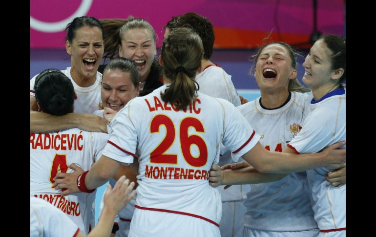 La selección de Montenegro celebra tras obtener la victoria sobre España en la semifinal de balonmano femenil. AP  /