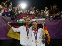 Los alemanes Julius Brink y Jonas Reckermann, campeones olímpicos en voleibol de playa. REUTERS  /