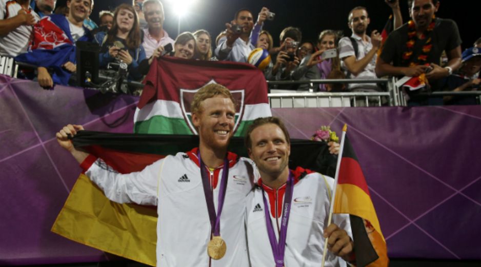 Los alemanes Julius Brink y Jonas Reckermann, campeones olímpicos en voleibol de playa. REUTERS  /