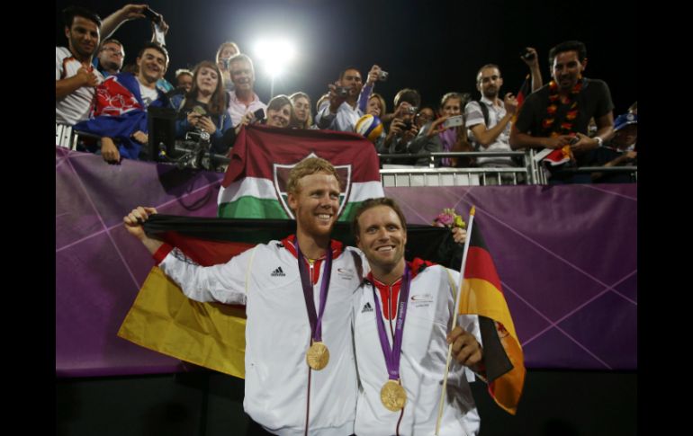 Los alemanes Julius Brink y Jonas Reckermann, campeones olímpicos en voleibol de playa. REUTERS  /