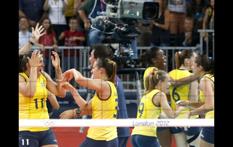 Las jugadoras brasileñas festejan su pase a la final del torneo olímpico de voleibol femenil. EFE  /