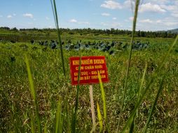 Una bandera que marca una zona contaminada del defoliante agente naranja en el aeropuerto de Danang, Vietnam. AP  /