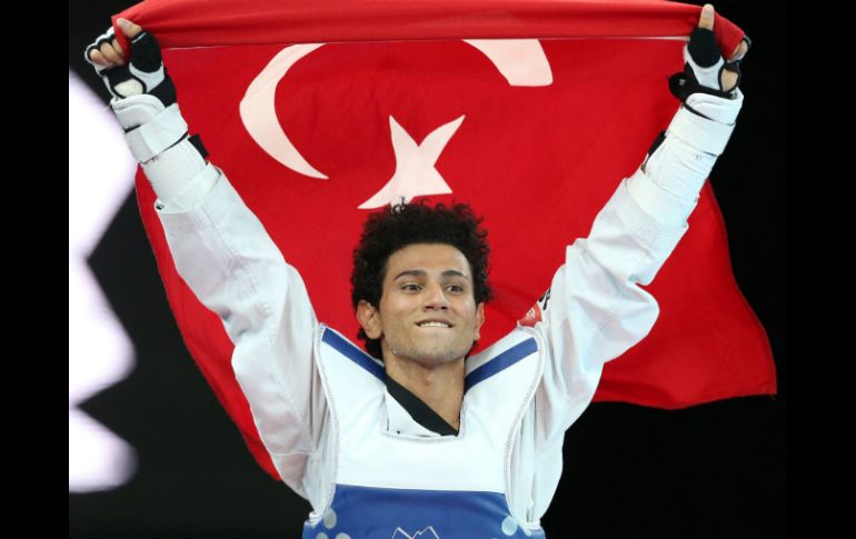 Servet Tazegul porta orgulloso la bandera de Turquía, al llevarse el oro en taekwondo. EFE  /