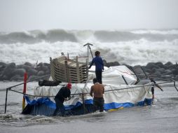 Habitantes del municipio de Boca del Río, en Veracruz, tratan de rescatar el mobiliario de sus comercios. REUTERS  /