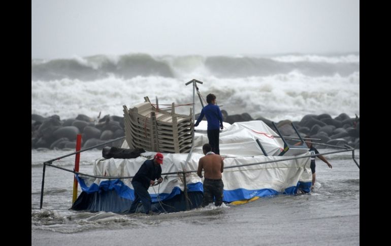 Habitantes del municipio de Boca del Río, en Veracruz, tratan de rescatar el mobiliario de sus comercios. REUTERS  /